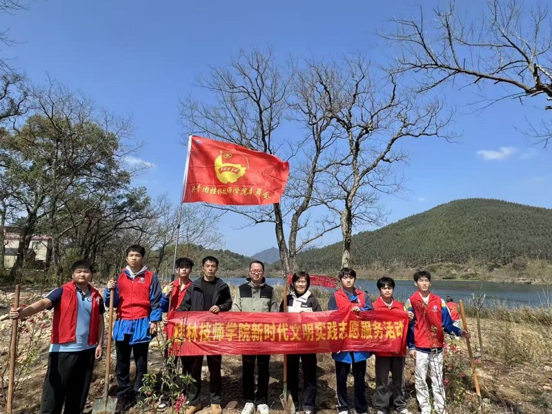 学院青年志愿者参加漓江植树造林行动