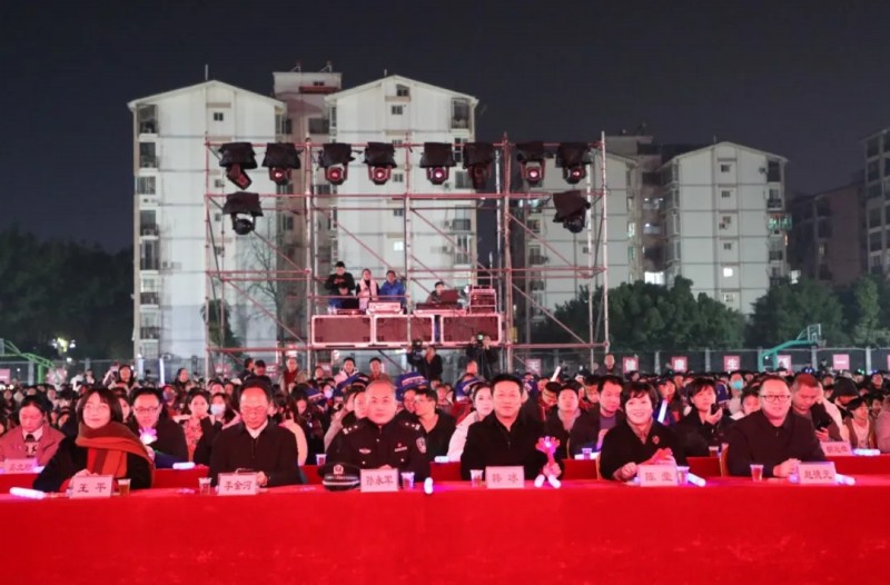 跨年狂欢 |“技耀新春 榜样领航”桂林技师学院2025年迎新春师生联欢晚会暨颁奖典礼圆满落幕